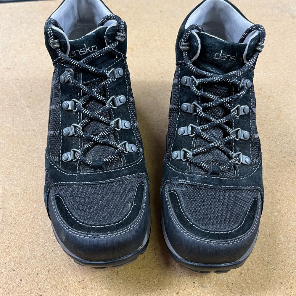 Dansko high-top sneakers with Vibram soles. Excellent condition. Size 40.